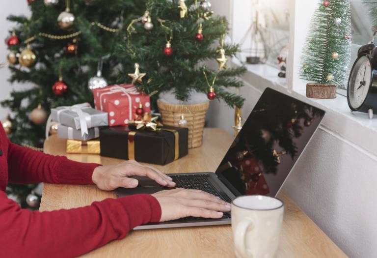 mujer negocios trabajando equipo dia navidad caja regalo fondo arbol navidad scaled