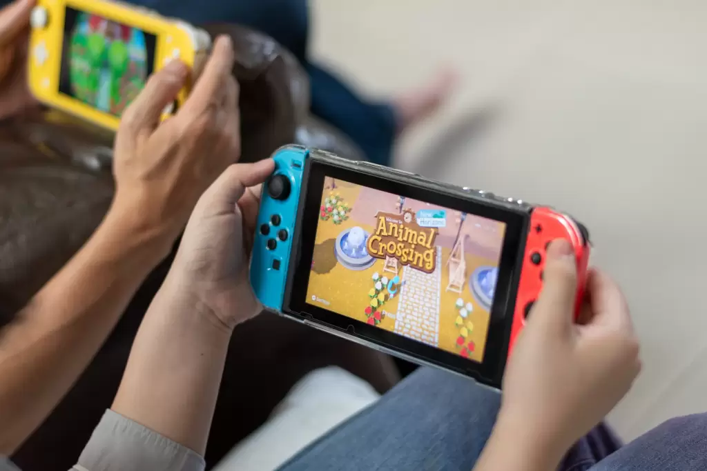 Dos personas jugando Nintendo switch en el día mundial del videojuego