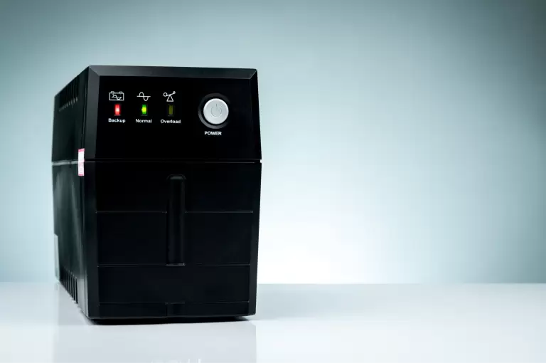 La importancia de un ups para proteger tus equipos electrónicos